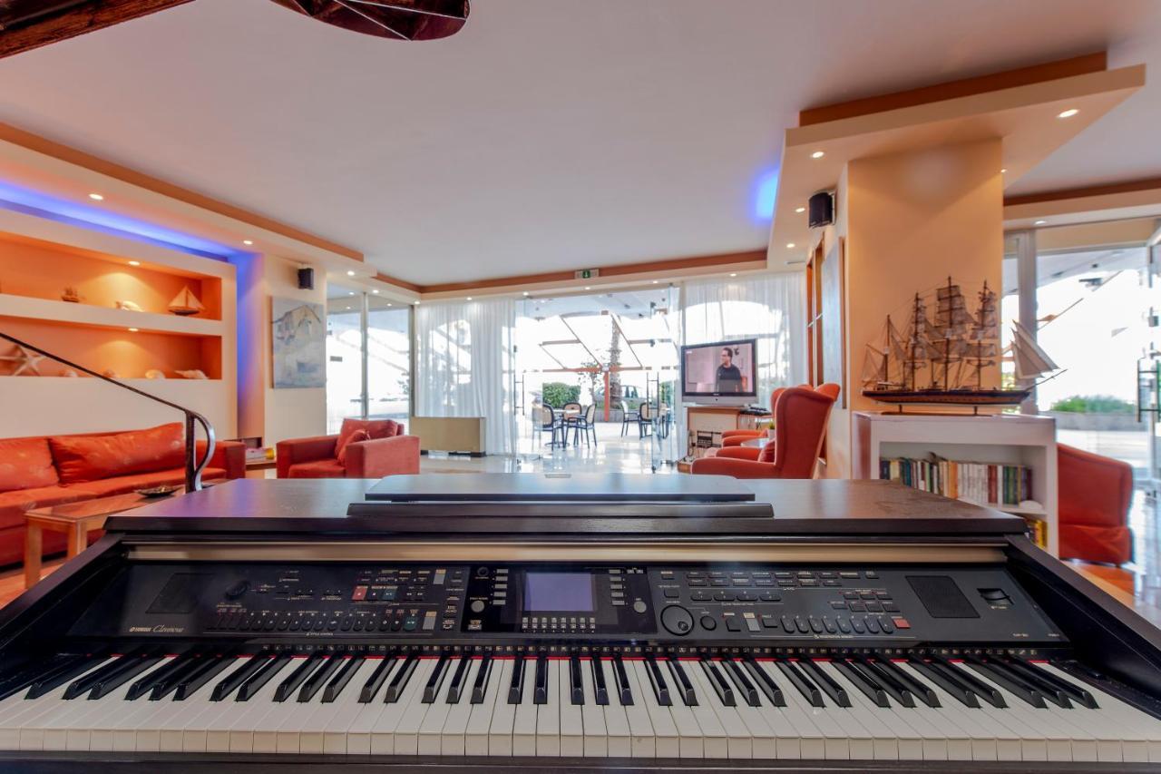 Avra Hotel Methana Bagian luar foto